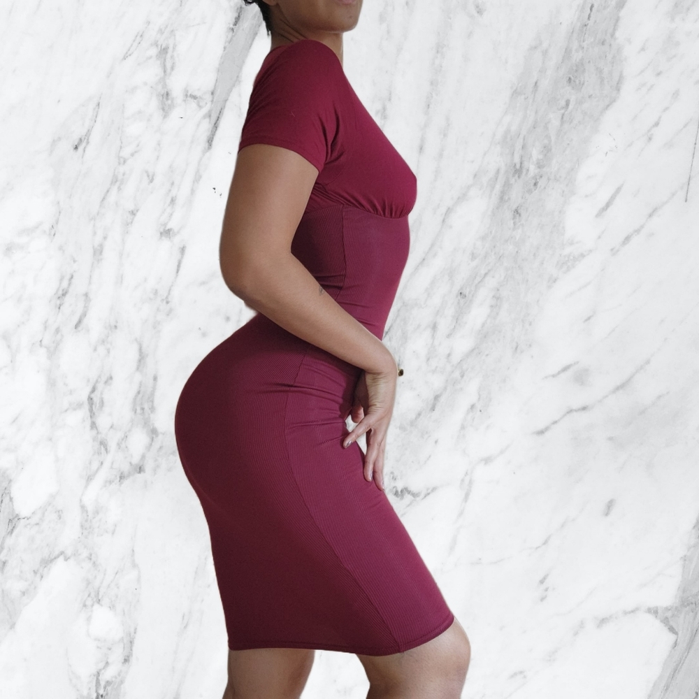 Boohoo burgundy bodycon dress sz. 6